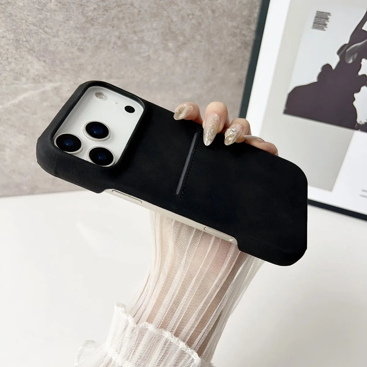 Capa Carteira de Couro Premium com Porta-Cartão para iPhone — Proteção Antichoque e Design Elegante