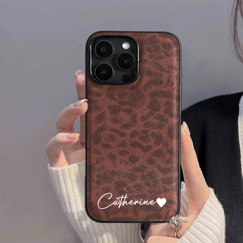Capa Personalizada com Nome Estampa Leopardo - Couro Macio de Luxo para iPhone